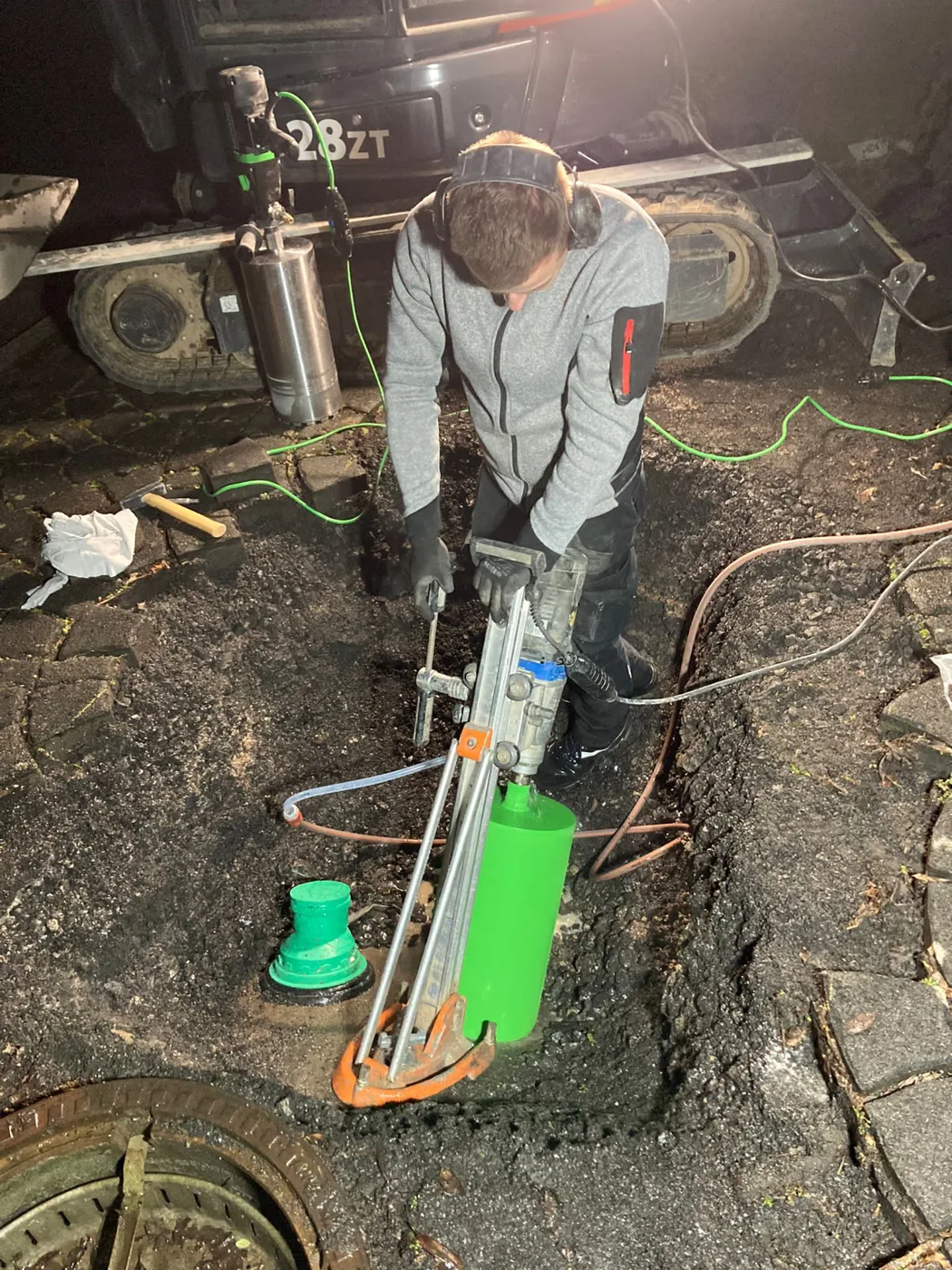 Kernbohrtechnik Teichmann bei einer Kernlochbohrung auf der Baustelle